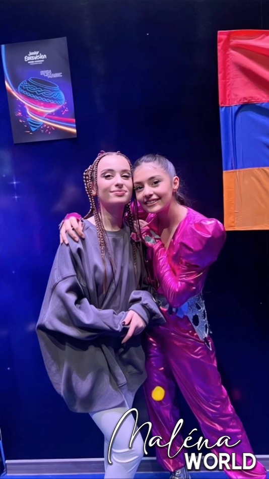 Click to view full size image
==============
Backstage_281329.jpg Backstage_281329.jpg